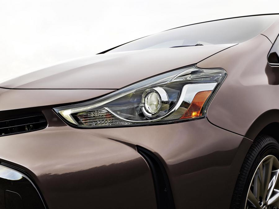  Toyota Prius v 2015 года  (фото 7 из 12)